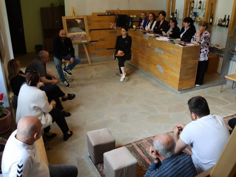 ცაგერის მუნიციპალიტეტის ტურიზმის საინფორმაციო ცენტრში ტურიზმის სფეროში დასაქმებულ...